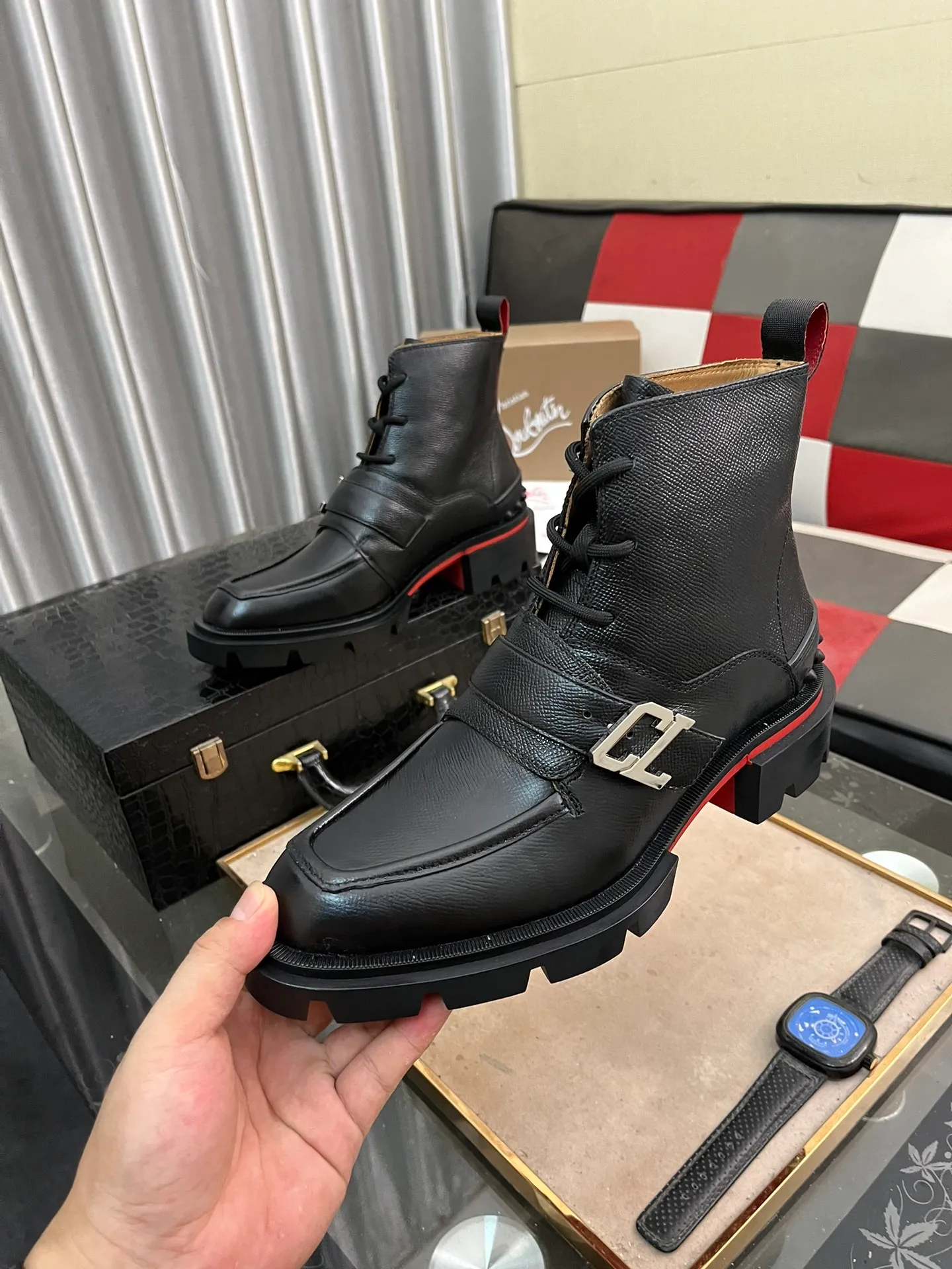 Men's shoes 💰880⌚️⌚️CL New formal leather shoes Christia* Loubouti* Red-soled shoes GREGGO men's Oxford shoes Made of imported cowhide/glossy patent leather/stitched contrasting high silk suede. Three-section toe design. Iconic red outsole, the ultimate personalized shoe. Original color cowhide lining. Original Italian leather outsole; fine workmanship brings you a luxurious experience. With its neat silhouette and straightforwardness, GREGGO men's Oxford shoes are Oxford shoes born for city roaming. The elegant lines and classic silhouette exude eternal charm. The black patent leather material is exquisite and eye-catching, adding a sense of luxury to the overall look. The slender toe design is full of elegance, and matched with closed shoelaces of the same color, the sophistication is invisible. The slim sole design provides the shoes with a light foot feel, elegant steps, and a refined and elegant look. Shows outstanding texture.  Standard leather shoe size: 38-44